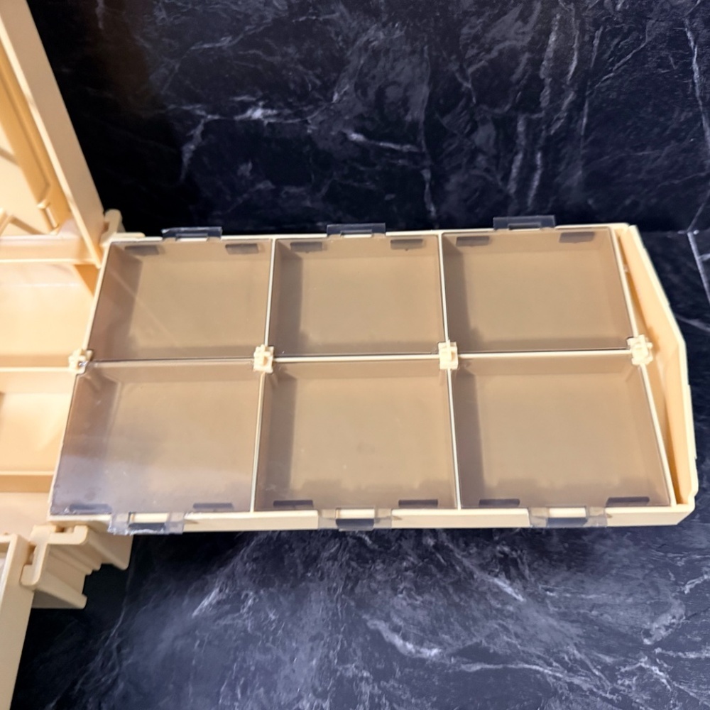 1983 WORLD WIDE MEDIA Folding Plastic Sewing Box w/Thread Spools - Picture 7 of 16